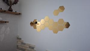 a wall with a honeycomb design on the wall at Le cocon drargua in Agadir
