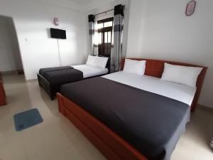 a bedroom with two beds and a couch in it at Mystik Muthu View Haputale in Haputale