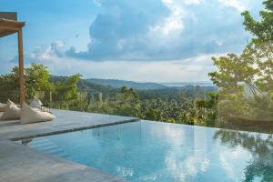 een zwembad met uitzicht op de bergen bij Inn Harmony Villa Seaview in Ko Pha Ngan
