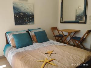 a bedroom with a bed with two starfish on it at Studio Rez de jardin Marina baie des Anges in Villeneuve-Loubet +22 photos