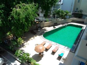an overhead view of a swimming pool on a building at Honey Lodge in Pattaya South