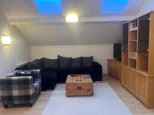 een woonkamer met een bank en een salontafel bij Ferienhaus & Apart Post in See