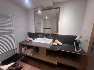 een badkamer met een wastafel en een spiegel bij Ferienhaus & Apart Post in See +18 foto's