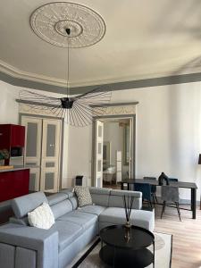 un soggiorno con un divano e un tavolo di Appartement au Palais - WIFI a Moulins