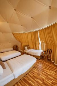 Zimmer mit 2 Betten in einem Zelt in der Unterkunft RUM LUXURY CAMp in Wadi Rum