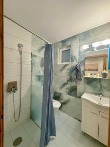 ein Badezimmer mit Dusche und Waschbecken in der Unterkunft Aloha Inn in Artemida + 59 Fotos