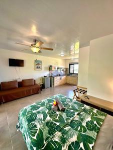 un soggiorno con letto nel centro di una camera di Studio Tropical - climatisé - vue mer et montagnes - canoes et paddle offerts ! Teahupo'o Lodge Tahiti a Teahupoo