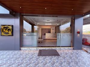 eine offene Glastür eines Gebäudes mit einem Wohnzimmer in der Unterkunft Hotel Kushala Grand, Dombivali in Mangrul + 12 Fotos