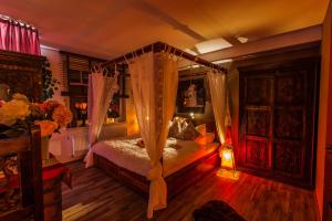 Postel nebo postele na pokoji v ubytování Whirlpool Suite Marrakesch-Lounge