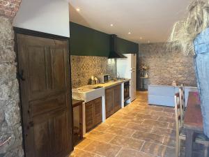 a kitchen with a wooden door and a counter top at Casetta Teppe rosse in Aléria