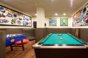 Una mesa de billar en Hotel Alpenhof