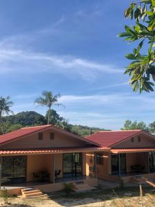 een huis met een rood dak bij The Sun homestay04 in Ko Kood