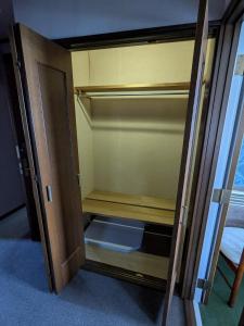 una porta aperta per un armadio in una stanza di H,U,B Unzen - Vacation STAY 01672v a Unzen