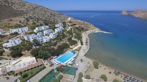 widok ośrodka wypoczynkowego i oceanu z lotu ptaka w obiekcie Dolphin Bay Seaside Resort & Suites w mieście Galissas