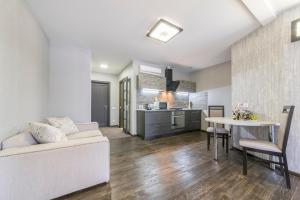 Кухня или мини-кухня в Apart Hotel Kvartira 1

