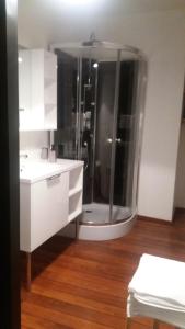 a bathroom with a glass shower in a room at Apt 5 du Temple HyperCentre & Parking in Cambrai