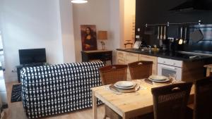 uma cozinha com mesa e cadeiras e uma cozinha com balcão em Apt 5 du Temple HyperCentre & Parking em Cambrai