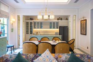 una sala da pranzo con un tavolo e alcune sedie di Green Villas Tropical Phú Quốc a Phu Quoc