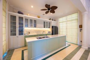 una cucina con lavandino e ventilatore a soffitto di Green Villas Tropical Phú Quốc a Phu Quoc