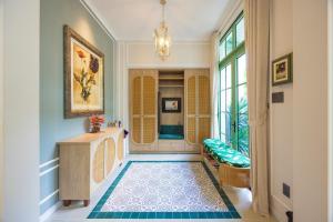 un bagno con cabina doccia accanto a una finestra di Green Villas Tropical Phú Quốc a Phu Quoc