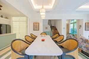 una sala da pranzo con tavolo e sedie bianchi di Green Villas Tropical Phú Quốc a Phu Quoc Altre 270 foto