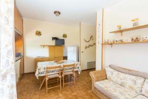 a living room with a table and a couch at Capo d'Arco - Goelba in Rio Marina