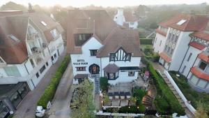 Bygningen som hotellet ligger i + 10 billeder