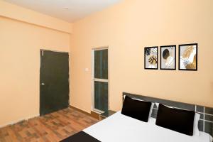 a bedroom with a bed with three pictures on the wall at Hotel O by OYO Rajveer Hotel in Rāmgarh