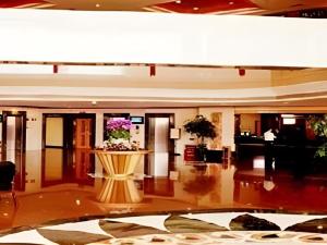 een lobby met een tafel met bloemen erop bij Winnerway hotel in Dongguan +192 foto's
