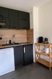 Nhà bếp/bếp nhỏ tại Appartement rénové T2, vue montagne