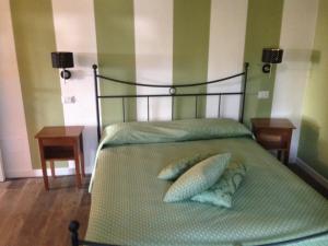 - un lit avec 2 oreillers dans l'établissement Casa Remussi, à Treiso