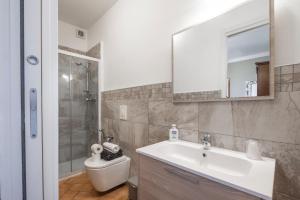 Et badeværelse på le stanze della Terrazza sul Borgo + 62 billeder