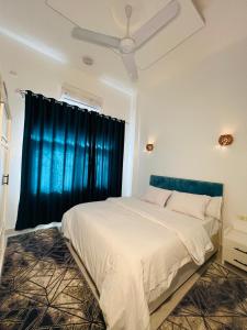 een slaapkamer met een groot bed en een raam bij Farah Boutique Private Villa in Luxor