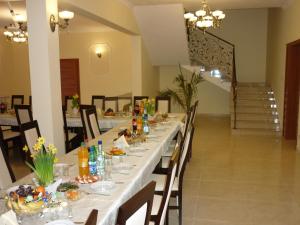 a long dining room with a long table at Pensjonat Sielanka in Solec-Zdrój