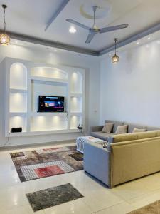 een woonkamer met een bank en een tv bij Farah Boutique Private Villa in Luxor