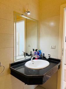 een badkamer met een wastafel en een grote spiegel bij Farah Boutique Private Villa in Luxor