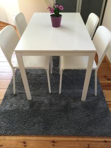ソポトにあるNadmorski Sopotの白いテーブルと椅子