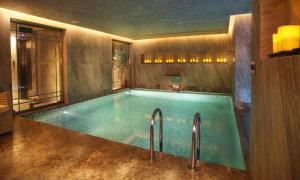 una piscina con 2 grifos en una habitación en Berjer Boutique Hotel & Spa, en Estambul