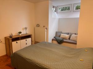 una camera da letto con un letto e un divano di Ferienwohnung in Wirges a Wirges