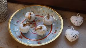 een bord met geschilde appels op een tafel bij Hotel an der Rennbahn in Dresden