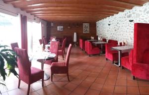 BélestaにあるPalais Cathareの赤い椅子とテーブルが備わるレストラン