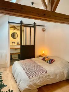 En eller flere senge i et værelse på Mini maison bohème à 15min de Fontainebleau