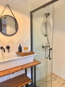 Et badeværelse på Mini maison bohème à 15min de Fontainebleau