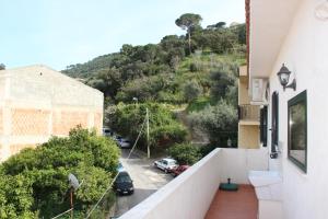 uma varanda com vista para um parque de estacionamento em Attico em Cefalù