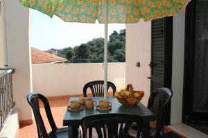 uma mesa com uma taça de fruta e um guarda-chuva em Attico em Cefalù