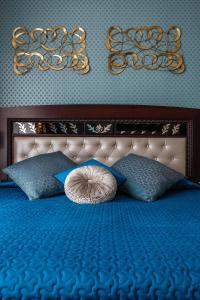 a bed with blue and white pillows and pillows at Brighton Surf Guest House in Brighton & Hove