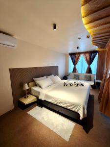 ein Schlafzimmer mit einem großen Bett und einem großen Fenster in der Unterkunft Como Laya Resort in Alaminos + 18 Fotos