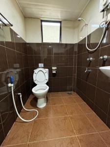 un bagno con un water e un lavandino di Maena Water Chalets a Tumpat