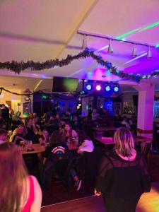 een groep mensen aan tafel in een bar bij The Cliff Top Inn in Bacton