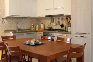 A kitchen or kitchenette at Holiday Home Emily